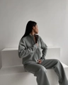 Dettaglio del set due pezzi grigio da donna con felpa a mezza zip e pantaloni felpati - S / Grigio