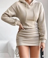 Detalle del lateral fruncido con cordón en un vestido beige con capucha ajustado - S / Albaricoque