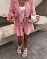 Detail van roze getextureerde stof van een zomerse set met lange mouwen en korte broek - S / Boven- En Onderstuk / Roze