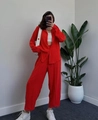 Detail des leuchtend roten Strukturstoffs des Revershemdes und der weiten Hose - S / Rot