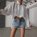 Detalle de blusa blanca texturizada con mangas de linterna y botones esféricos - S / Blanco