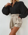 Detail van blouse met lange mouwen en kant met een korte broek met hoge taille en knopen - S / Zwart