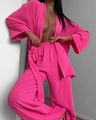 Dettaglio del set pigiama rosa fucsia con texture a pieghe e maniche a kimono - S / Rosa Rosso