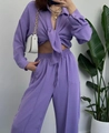 Detail des fliederfarbenen Faltenstoffs an langärmeligem Bindeshirt und passender Hose - S / Hellviolett