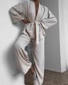 Dettaglio del tessuto strutturato e della cintura su questo set beige da casa per donna - S / Albicocca