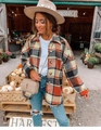 Scatto lifestyle di una giacca a camicia a quadri nei caldi toni autunnali all'aperto - S / Arancione