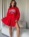 Detail van de rode California varsity sweatshirt en plooirok set voor dames in de herfst - S / Rood