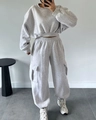 Detalle de conjunto gris de dos piezas con sudadera corta y pantalones cargo jogger - S / Gris Mezcla