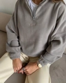 Vue détaillée du sweat-shirt en polaire grise à demi-zip avec broderie sur la poitrine - S / Gris