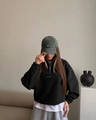Détail de la broderie 'want' sur un sweat-shirt à col zippé et une casquette vintage grise - S / Noir