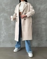 Dettaglio del cappotto in lana bianco panna con colletto a rever e bottoni doppiopetto - S / Albicocca