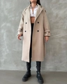 Dettaglio cappotto di lana beige doppiopetto con ampi revers e cinturini sui polsini - S / Cachi