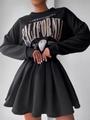 Zwarte California sweatshirtjurk voor dames met een geplooide rok en relaxte pasvorm - S / Zwart