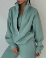 Dettaglio della tuta sportiva verde salvia tre pezzi con felpa a mezza zip e pantaloni - 2XL / Top E Pantaloni / Verde chiaro