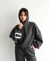 Tuta grigio antracite oversize con cappuccio e stampa grafica bianca sulla manica - Grigio ardesia