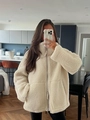 Detailoverzicht van de crème witte sherpa jas met opstaande kraag en rits aan de voorkant - S / Tops / Khaki