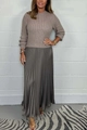 Dettaglio del maglione in maglia marrone e della gonna longuette a pieghe grigia su modella - S / Khaki e Grigio