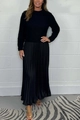 Dettaglio di un abito nero in maglia a maniche lunghe con un'elegante gonna lunga a pieghe - S / Nero