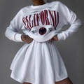 Witte tweedelige damesset met California-print sweatshirt en een modieuze geplooide minirok - S / Wit