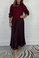 Dettaglio del top in maglia bordeaux con trama verticale e gonna in raso a pieghe - S / Borgogna