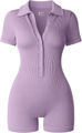 Makroaufnahme von fliederfarbenem Rippstrick-Yoga-Jumpsuit mit Polokragen und Knopfleiste - Violett