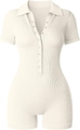 Dettaglio del body in maglia a costine crema a maniche corte con scollo a V e bottoni - S / Beige