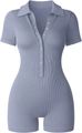 Detail eines hellblau-grauen Rippstrick-Jumpers mit Polo-Kragen und V-Ausschnitt mit Silberknöpfen - Graublau