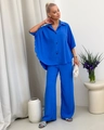 Dettaglio di camicia oversize blu reale e pantaloni a gamba larga con trama verticale - S / Blu
