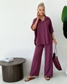 Dettaglio del set prugna a due pezzi con camicia a maniche corte e pantaloni larghi a vita alta - S / Fucsia