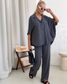 Dettagli del tessuto crepe grigio scuro su questo completo camicia a maniche lunghe e pantaloni - S / grigio scuro