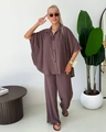 Dettaglio del set camicia ampia e pantaloni a gamba larga marrone scuro da donna - S / Marrone