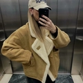 Oversized tan faux suede jacket with white sherpa lining and retro lapel collar - S / Khaki