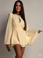 Robe courte dos nu élégante crème avec manches évasées et ceinture à la taille - S / Jaune