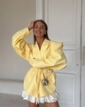 Detalle de blazer amarillo con cinturón ajustable, hombreras y bolso de hombro de concha - S / Amarillo