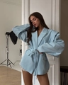 Primer plano de blazer azul claro oversize con lazo en cintura y hombreras acolchadas - S / Azul