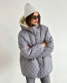 Détail de la parka grise matelassée avec doublure en laine d'agneau et losanges - S / Gris clair