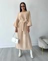 Elegante abito lungo in maglia beige a maniche lunghe con cintura in vita e spacchi - S / Cachi