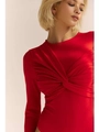 Dettaglio di un body rosso a maniche lunghe con elegante nodo a intreccio e trama a pieghe - S / Rosso