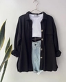 Detailansicht der schwarzen gerippten Strickjacke mit weißem Unterhemd und Denim-Shorts - S / Schwarz
