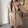 Beiges Oversize-Blazerkleid mit Schulterpolstern und fünf großen schwarzen Knöpfen - S / Camel