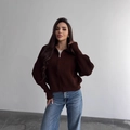 Dettaglio di un cardigan in maglia a coste marrone scuro con collo alto e cerniera in metallo - Taglia S / Top / Marrone