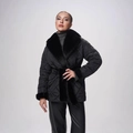 Detail der schwarzen Steppjacke mit Kunstfellkragen und Bindegürtel in der Taille - S / Schwarz