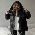 Gros plan sur la veste matelassée noire brillante avec cordon et design à capuche - S / Noir