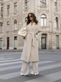Stile street outdoor di un lungo cappotto di lana beige con ampi revers e cintura - S / Beige