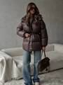 Détail de la veste matelassée marron ajustée avec cordon de serrage et capuche - S / Marron