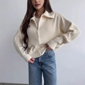 Dettaglio del cardigan in maglia crema con zip argentata e trama a coste in rilievo - Taglia S / Top / Beige