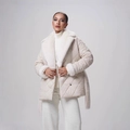 Detailaufnahme von Kunstpelzkragen und Rautensteppung an einem beigen Wintermantel - S / Beige