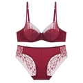 Detailansicht des weinroten Spitzen-Lingerie-Sets mit Bügel-BH und passendem Slip-Höschen - 70A / Weinrot (Set)