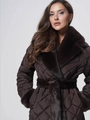 Dunkelbrauner Damen-Steppmantel für den Winter mit Pelzkragen und Bindegürtel - S / Braun