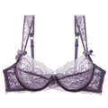 Elegante sujetador de encaje violeta transparente con aros y motivos florales sobre fondo blanco - 70A / Morado